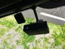 フロントガラス上部に機器が取り付けられ、運転席から視線を大きく外さずに確認しやすい位置です。コンパクトな形状で、ルームミラー周辺に収まるすっきりとした設置です。