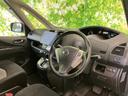 前席まわりは運転席からの視界が広く、メーターや画面も目に入りやすい配置です。シートは落ち着いた色合いで、運転する方にも助手席の方にもなじみやすい室内です。
