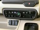 温度や風量、吹き出し方向などを表示とスイッチで確認しながら調整できます。前後のガラス用の操作ボタンやシートヒーターのスイッチもまとまり、季節や天候に応じた車内環境づくりに便利な装備です。