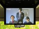 天井に備わるモニターで、後席から映像を楽しめる室内です。停車中にテレビなどを視聴でき、休憩時間や同乗者との待ち時間も過ごしやすくなります。車内での時間の過ごし方が広がります。