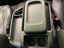 中央にはアームレストと収納スペースがまとまり、車内で使う小物を手元に置きやすい構成です。ふたを閉じれば腕を預ける場所としても活用でき、同乗者もくつろいで過ごしやすい室内です。