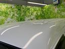 なだらかに広がるルーフラインが、車体全体に伸びやかな印象をもたらします。白いボディの面がすっきりとつながり、フロントから後方まで一体感のあるシルエットを形づくります。