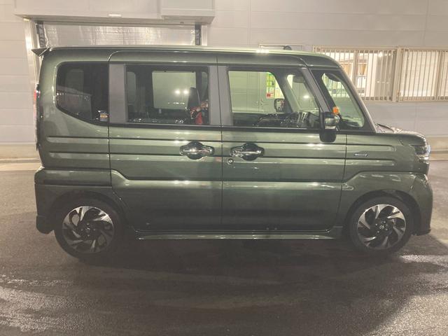 スペーシアカスタム カスタム　ＨＹＢＲＩＤ　ＸＳターボ　両側電動スライドドア　１５インチアルミ　オートライト　プッシュスタート　ステアリングヒーター　シートヒーター　オートエアコン　衝突被害軽減システム　アイドリングストップ　横滑り防止機能　衝突安全ボディ　盗難防止システム（8枚目）