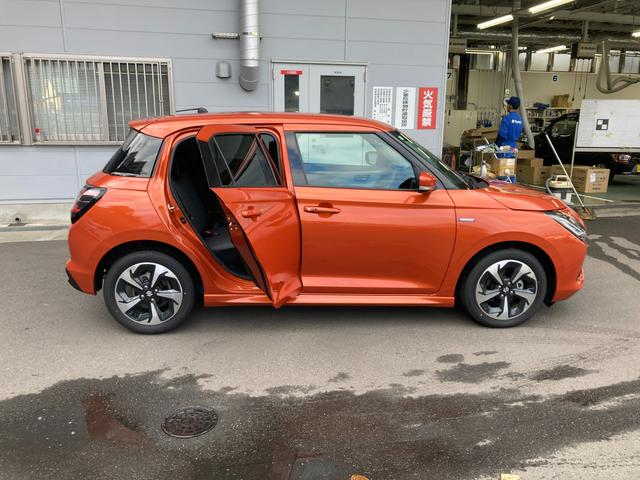 スイフト ＨＹＢＲＩＤ　ＭＺ　衝突被害軽減システム　オートライト　１６インチアルミ　プッシュスタート　パドルシフト　シートヒーター　オートエアコン　アイドリングストップ　ＵＳＢソケット　横滑り防止機能　衝突安全ボディ　盗難防止システム　取扱説明書　メンテナンスノート（11枚目）