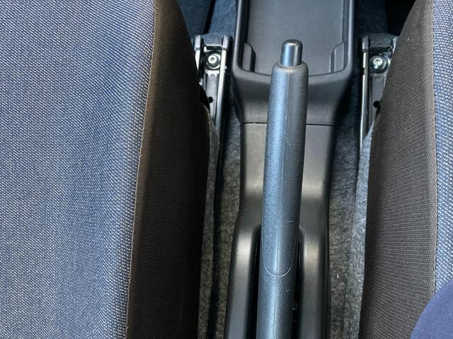 アルト Ｌ　２型　衝突被害軽減システム　アイドリングストップ　フルホイールキャップ　オートライト　電動格納ドアミラー　パワーウィンドウ　シートヒーター　横滑り防止機能　衝突安全ボディ　盗難防止システム　取扱説明書　メンテナンスノート（32枚目）