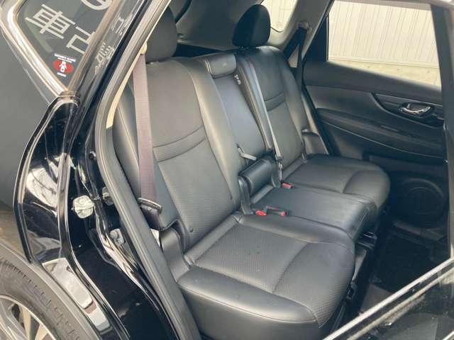 後部座席です。足元もゆったりとあります。