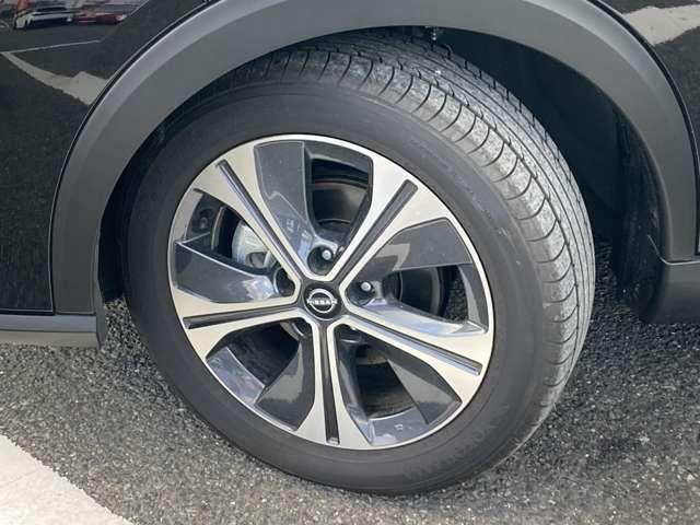 �����̃A���~�z�C�[���ł��B�^�C���̍a���c���Ă��܂��B