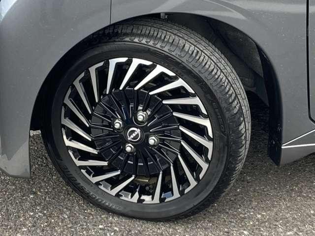 �����̃A���~�z�C�[���ł��B�^�C���̍a���c���Ă��܂��B