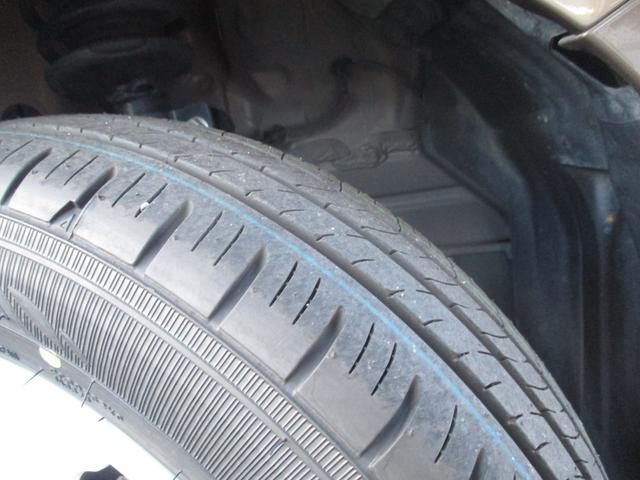フロントタイヤの状態です。タイヤ溝も充分に残っています☆