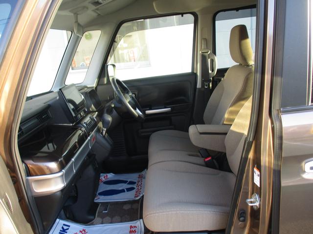 ベンチシートになっていますのでリラックスして運転出来ます☆