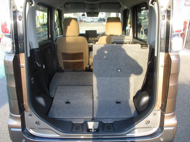 リヤシートは分割式になっています。写真のように片側だけ倒すことで３人乗り仕様も可能です♪