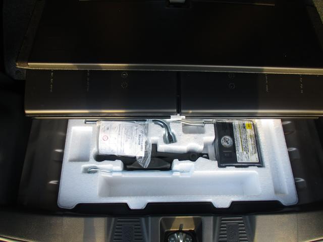 万が一のパンクにも対処できるよう、応急修理キットはトランクルームの下に搭載しています♪