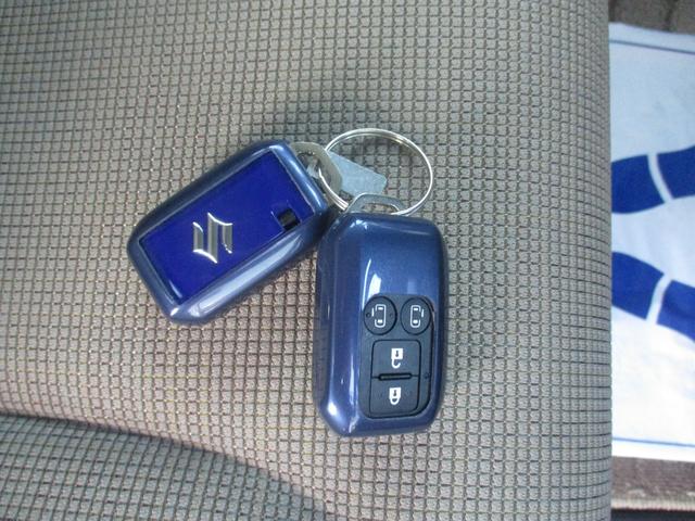 車両キーは携帯に便利なリモコン式です。スペアも付いています。