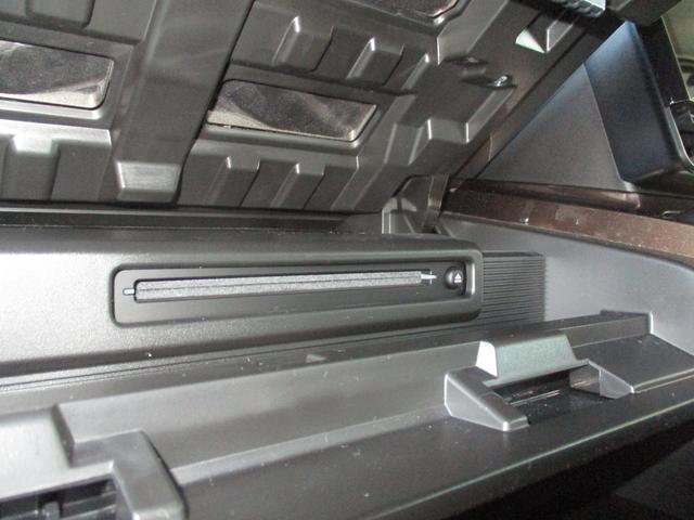 ナビ用のＣＤ・ＤＶＤスロットルはＢＯＸの中にあります。
