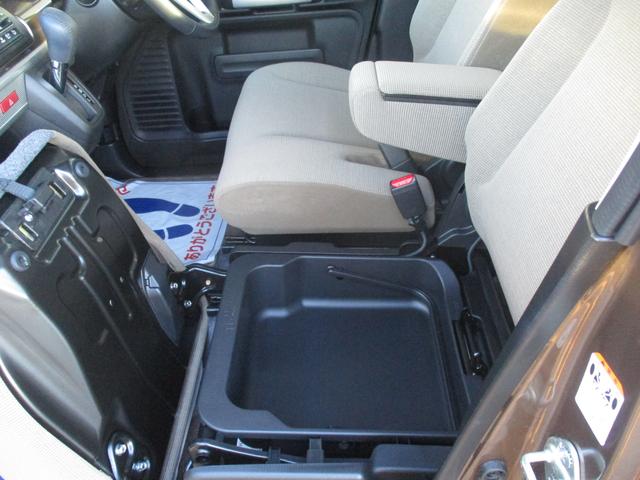 助手席シート下には、かなりの量の物を収納できます♪