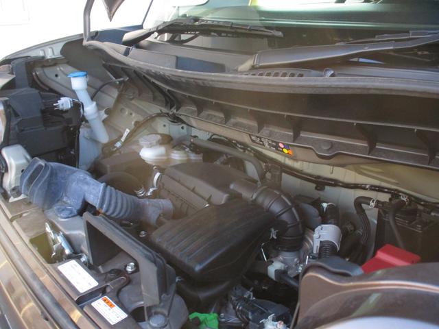 日頃、手入れを忘れがちなエンジンルームも綺麗に仕上げています。エンジンルームが綺麗だと不具合が起きた時に発見しやすいのです。