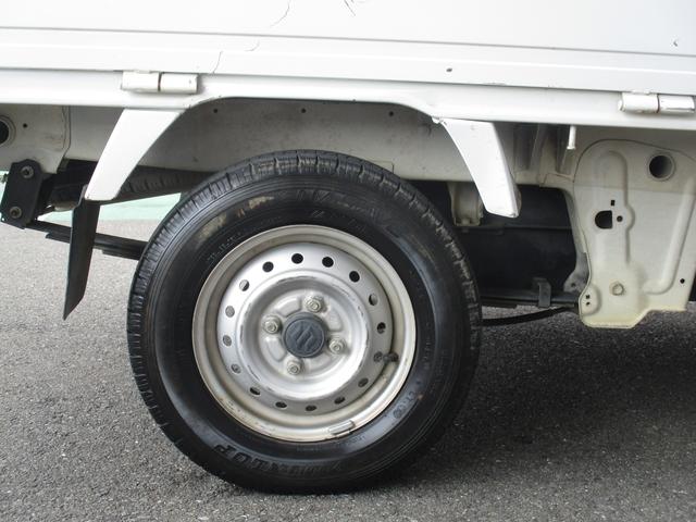 キャリイトラック ＫＣ　エアコン・パワステ　ＤＡ６３Ｔ　９型　パートタイム４ＷＤ　５速マニュアル　スピーカー付きラジオ　リヤゲートチェーン　マニュアルエアコン　パワステ　車検整備渡し（18枚目）