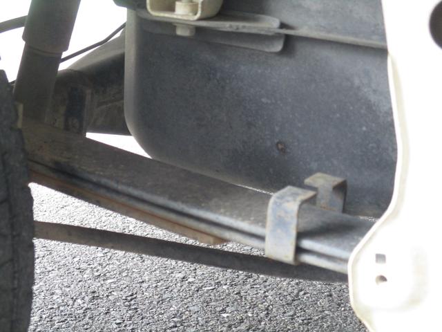 キャリイトラック ＫＣ　エアコン・パワステ　ＤＡ６３Ｔ　９型　パートタイム４ＷＤ　５速マニュアル　スピーカー付きラジオ　リヤゲートチェーン　マニュアルエアコン　パワステ　車検整備渡し（22枚目）