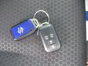 車両キーは携帯に便利なリモコン式です。スペアも付いています。