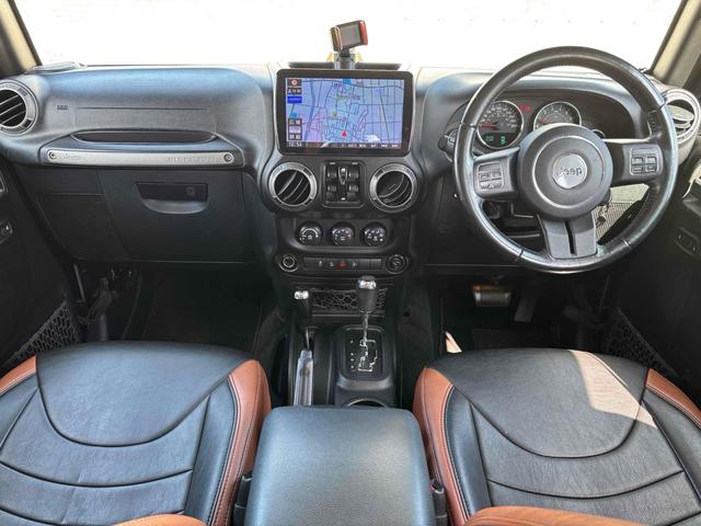 ジープ・ラングラーアンリミテッド スポーツ　４ＷＤ　ＥＴＣ　バックカメラ　オートクルーズコントロール　ナビ　ＴＶ　アルミホイール　ＡＴ　盗難防止システム　ＣＤ　ＤＶＤ再生　ＵＳＢ　Ｂｌｕｅｔｏｏｔｈ　ＡＢＳ　ＥＳＣ　エアコン　パワーウィンドウ（2枚目）
