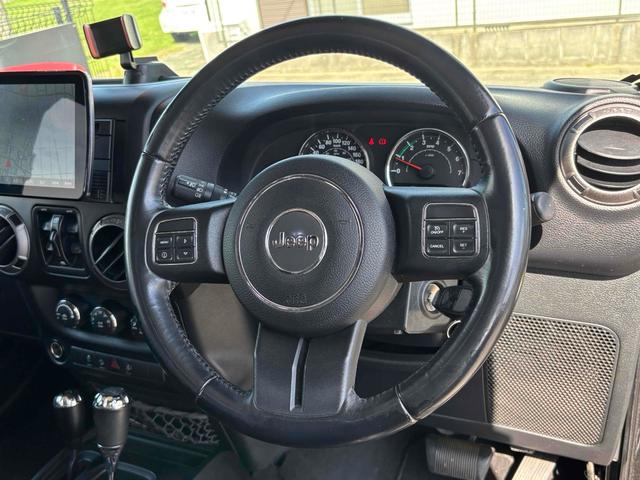 ジープ・ラングラーアンリミテッド スポーツ　４ＷＤ　ＥＴＣ　バックカメラ　オートクルーズコントロール　ナビ　ＴＶ　アルミホイール　ＡＴ　盗難防止システム　ＣＤ　ＤＶＤ再生　ＵＳＢ　Ｂｌｕｅｔｏｏｔｈ　ＡＢＳ　ＥＳＣ　エアコン　パワーウィンドウ（3枚目）
