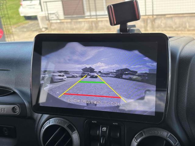 ジープ・ラングラーアンリミテッド スポーツ　４ＷＤ　ＥＴＣ　バックカメラ　オートクルーズコントロール　ナビ　ＴＶ　アルミホイール　ＡＴ　盗難防止システム　ＣＤ　ＤＶＤ再生　ＵＳＢ　Ｂｌｕｅｔｏｏｔｈ　ＡＢＳ　ＥＳＣ　エアコン　パワーウィンドウ（5枚目）