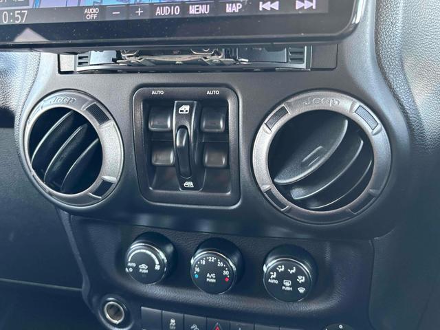 ジープ・ラングラーアンリミテッド スポーツ　４ＷＤ　ＥＴＣ　バックカメラ　オートクルーズコントロール　ナビ　ＴＶ　アルミホイール　ＡＴ　盗難防止システム　ＣＤ　ＤＶＤ再生　ＵＳＢ　Ｂｌｕｅｔｏｏｔｈ　ＡＢＳ　ＥＳＣ　エアコン　パワーウィンドウ（6枚目）