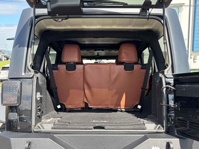 ジープ・ラングラーアンリミテッド スポーツ　４ＷＤ　ＥＴＣ　バックカメラ　オートクルーズコントロール　ナビ　ＴＶ　アルミホイール　ＡＴ　盗難防止システム　ＣＤ　ＤＶＤ再生　ＵＳＢ　Ｂｌｕｅｔｏｏｔｈ　ＡＢＳ　ＥＳＣ　エアコン　パワーウィンドウ（19枚目）