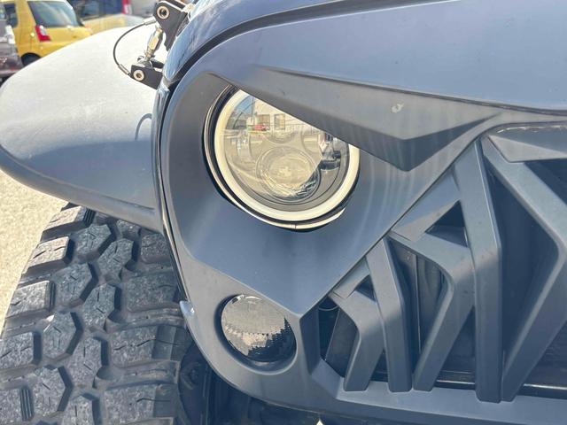 ジープ・ラングラーアンリミテッド スポーツ　４ＷＤ　ＥＴＣ　バックカメラ　オートクルーズコントロール　ナビ　ＴＶ　アルミホイール　ＡＴ　盗難防止システム　ＣＤ　ＤＶＤ再生　ＵＳＢ　Ｂｌｕｅｔｏｏｔｈ　ＡＢＳ　ＥＳＣ　エアコン　パワーウィンドウ（28枚目）