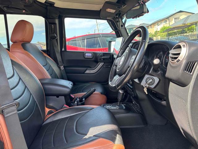 ジープ・ラングラーアンリミテッド スポーツ　４ＷＤ　ＥＴＣ　バックカメラ　オートクルーズコントロール　ナビ　ＴＶ　アルミホイール　ＡＴ　盗難防止システム　ＣＤ　ＤＶＤ再生　ＵＳＢ　Ｂｌｕｅｔｏｏｔｈ　ＡＢＳ　ＥＳＣ　エアコン　パワーウィンドウ（42枚目）