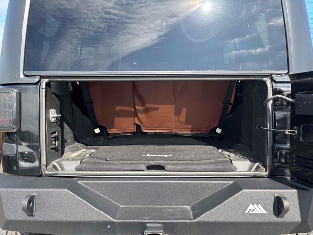 ジープ・ラングラーアンリミテッド スポーツ　４ＷＤ　ＥＴＣ　バックカメラ　オートクルーズコントロール　ナビ　ＴＶ　アルミホイール　ＡＴ　盗難防止システム　ＣＤ　ＤＶＤ再生　ＵＳＢ　Ｂｌｕｅｔｏｏｔｈ　ＡＢＳ　ＥＳＣ　エアコン　パワーウィンドウ（46枚目）