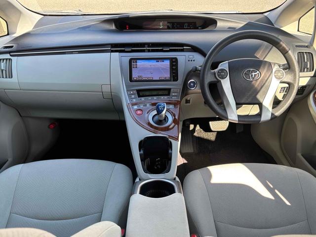 プリウス Ｓ　ドライブレコーダー　ＥＴＣ　バックカメラ　ナビ　ＴＶ　アルミホイール　オートライト　ＨＩＤ　スマートキー　電動格納ミラー　ＣＶＴ　盗難防止システム　衝突安全ボディ　ＡＢＳ　ＥＳＣ　ＣＤ（2枚目）