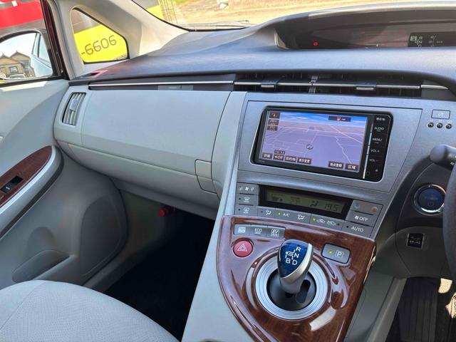 プリウス Ｓ　ドライブレコーダー　ＥＴＣ　バックカメラ　ナビ　ＴＶ　アルミホイール　オートライト　ＨＩＤ　スマートキー　電動格納ミラー　ＣＶＴ　盗難防止システム　衝突安全ボディ　ＡＢＳ　ＥＳＣ　ＣＤ（7枚目）