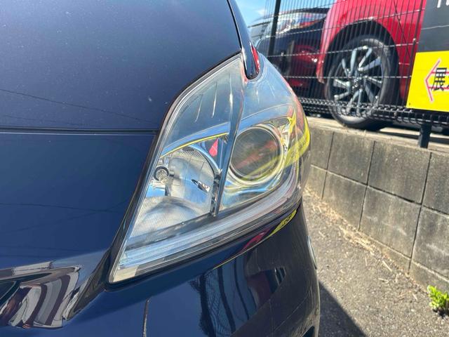 プリウス Ｓ　ドライブレコーダー　ＥＴＣ　バックカメラ　ナビ　ＴＶ　アルミホイール　オートライト　ＨＩＤ　スマートキー　電動格納ミラー　ＣＶＴ　盗難防止システム　衝突安全ボディ　ＡＢＳ　ＥＳＣ　ＣＤ（28枚目）