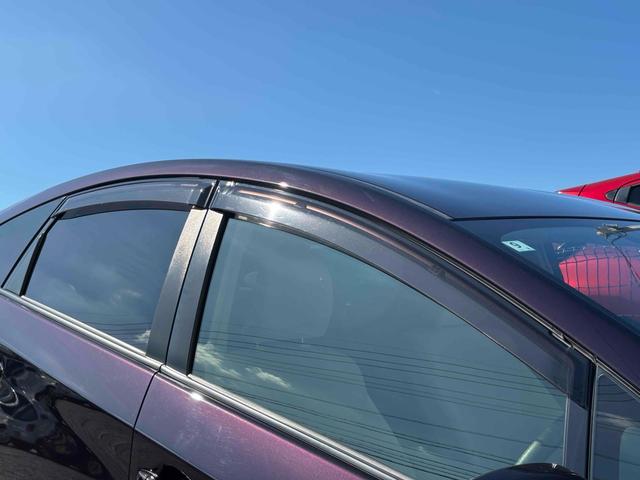 プリウス Ｓ　ドライブレコーダー　ＥＴＣ　バックカメラ　ナビ　ＴＶ　アルミホイール　オートライト　ＨＩＤ　スマートキー　電動格納ミラー　ＣＶＴ　盗難防止システム　衝突安全ボディ　ＡＢＳ　ＥＳＣ　ＣＤ（32枚目）