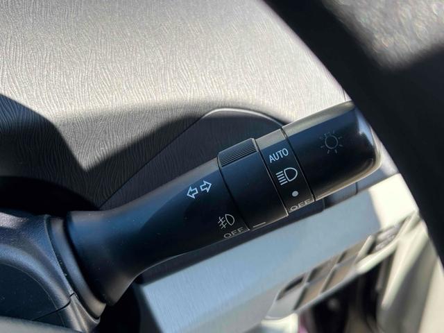 プリウス Ｓ　ドライブレコーダー　ＥＴＣ　バックカメラ　ナビ　ＴＶ　アルミホイール　オートライト　ＨＩＤ　スマートキー　電動格納ミラー　ＣＶＴ　盗難防止システム　衝突安全ボディ　ＡＢＳ　ＥＳＣ　ＣＤ（44枚目）