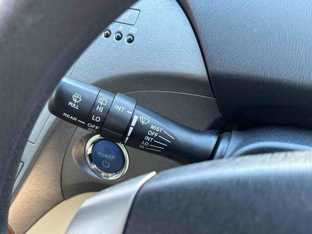 プリウス Ｓ　ドライブレコーダー　ＥＴＣ　バックカメラ　ナビ　ＴＶ　アルミホイール　オートライト　ＨＩＤ　スマートキー　電動格納ミラー　ＣＶＴ　盗難防止システム　衝突安全ボディ　ＡＢＳ　ＥＳＣ　ＣＤ（45枚目）