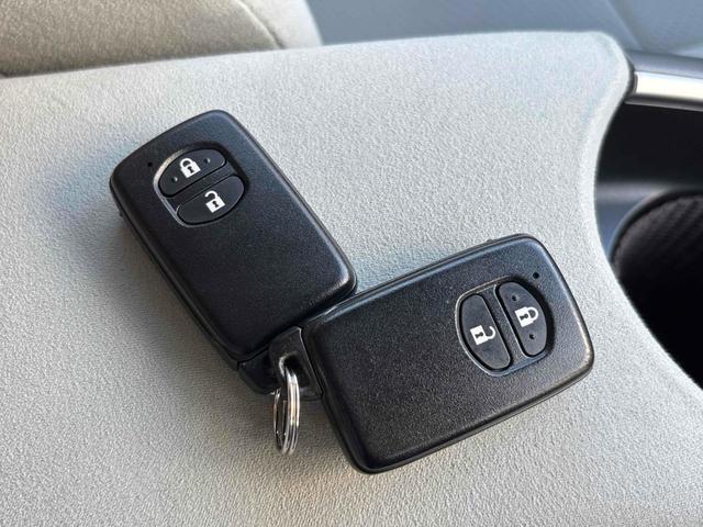 プリウス Ｓ　ドライブレコーダー　ＥＴＣ　バックカメラ　ナビ　ＴＶ　アルミホイール　オートライト　ＨＩＤ　スマートキー　電動格納ミラー　ＣＶＴ　盗難防止システム　衝突安全ボディ　ＡＢＳ　ＥＳＣ　ＣＤ（48枚目）