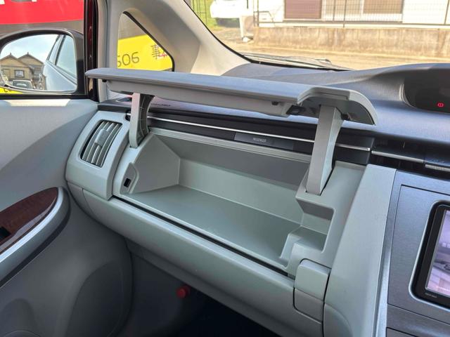 プリウス Ｓ　ドライブレコーダー　ＥＴＣ　バックカメラ　ナビ　ＴＶ　アルミホイール　オートライト　ＨＩＤ　スマートキー　電動格納ミラー　ＣＶＴ　盗難防止システム　衝突安全ボディ　ＡＢＳ　ＥＳＣ　ＣＤ（53枚目）