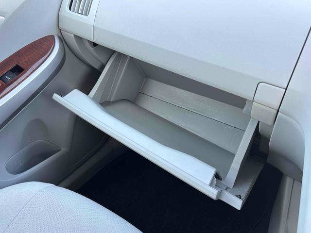 プリウス Ｓ　ドライブレコーダー　ＥＴＣ　バックカメラ　ナビ　ＴＶ　アルミホイール　オートライト　ＨＩＤ　スマートキー　電動格納ミラー　ＣＶＴ　盗難防止システム　衝突安全ボディ　ＡＢＳ　ＥＳＣ　ＣＤ（54枚目）