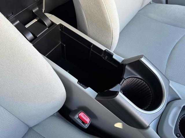 プリウス Ｓ　ドライブレコーダー　ＥＴＣ　バックカメラ　ナビ　ＴＶ　アルミホイール　オートライト　ＨＩＤ　スマートキー　電動格納ミラー　ＣＶＴ　盗難防止システム　衝突安全ボディ　ＡＢＳ　ＥＳＣ　ＣＤ（57枚目）