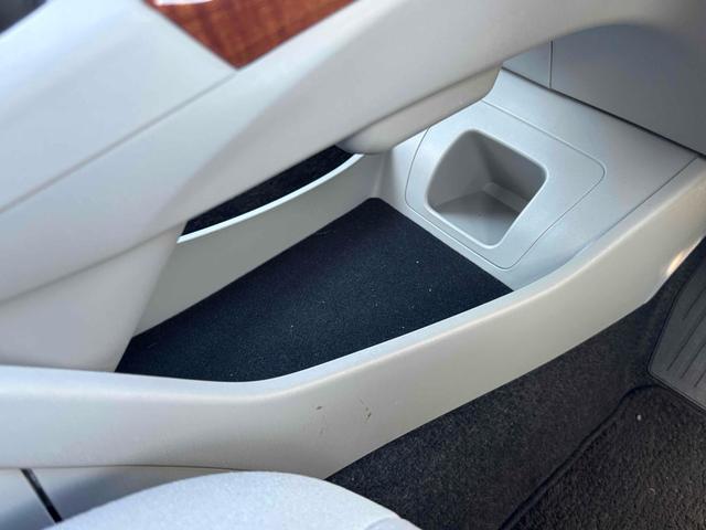 プリウス Ｓ　ドライブレコーダー　ＥＴＣ　バックカメラ　ナビ　ＴＶ　アルミホイール　オートライト　ＨＩＤ　スマートキー　電動格納ミラー　ＣＶＴ　盗難防止システム　衝突安全ボディ　ＡＢＳ　ＥＳＣ　ＣＤ（58枚目）