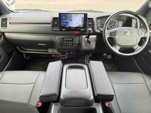 ハイエースバン スーパーＧＬ　ダークプライムＩＩ　ＥＴＣ　バックカメラ　ナビ　ＴＶ　クリアランスソナー　レーンアシスト　衝突被害軽減システム　両側電動スライドドア　オートマチックハイビーム　オートライト　アルミホイール　スマートキー　後席モニター（2枚目）