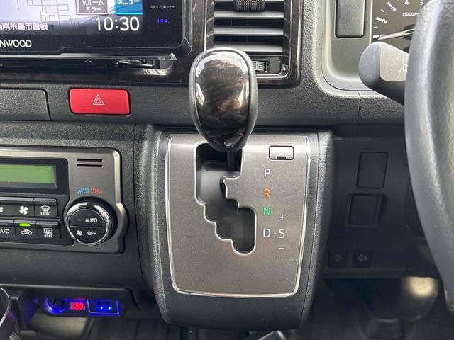 ハイエースバン スーパーＧＬ　ダークプライムＩＩ　ＥＴＣ　バックカメラ　ナビ　ＴＶ　クリアランスソナー　レーンアシスト　衝突被害軽減システム　両側電動スライドドア　オートマチックハイビーム　オートライト　アルミホイール　スマートキー　後席モニター（8枚目）