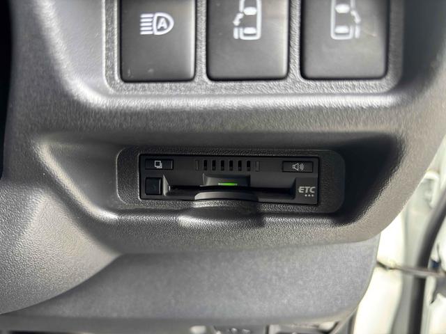 ハイエースバン スーパーＧＬ　ダークプライムＩＩ　ＥＴＣ　バックカメラ　ナビ　ＴＶ　クリアランスソナー　レーンアシスト　衝突被害軽減システム　両側電動スライドドア　オートマチックハイビーム　オートライト　アルミホイール　スマートキー　後席モニター（10枚目）