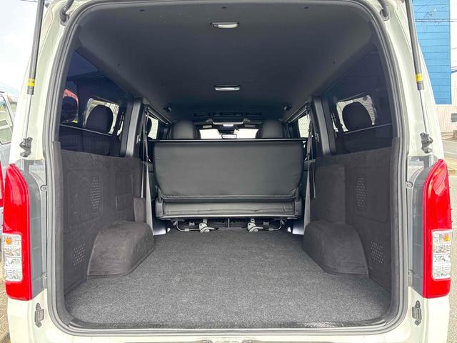 ハイエースバン スーパーＧＬ　ダークプライムＩＩ　ＥＴＣ　バックカメラ　ナビ　ＴＶ　クリアランスソナー　レーンアシスト　衝突被害軽減システム　両側電動スライドドア　オートマチックハイビーム　オートライト　アルミホイール　スマートキー　後席モニター（44枚目）