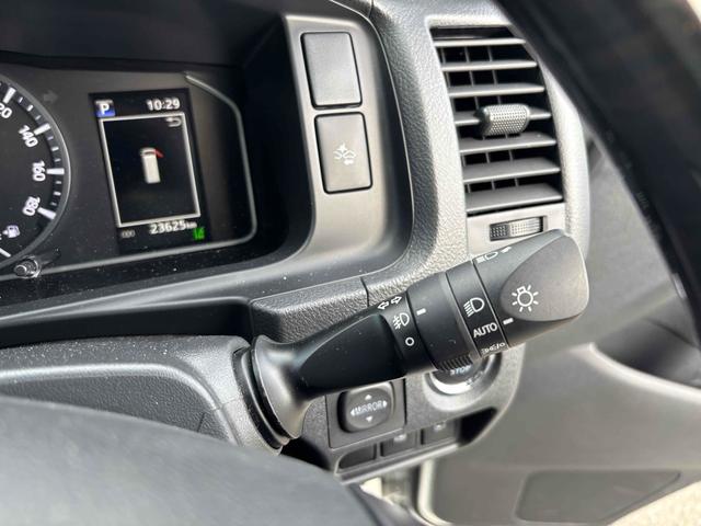 ハイエースバン スーパーＧＬ　ダークプライムＩＩ　ＥＴＣ　バックカメラ　ナビ　ＴＶ　クリアランスソナー　レーンアシスト　衝突被害軽減システム　両側電動スライドドア　オートマチックハイビーム　オートライト　アルミホイール　スマートキー　後席モニター（50枚目）