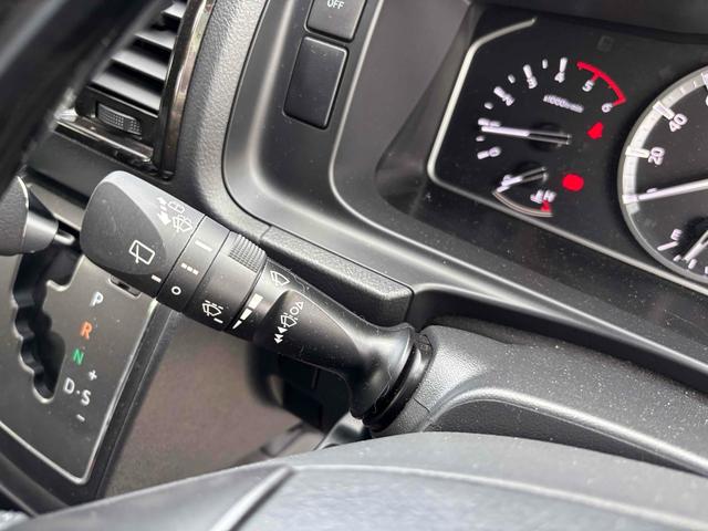 ハイエースバン スーパーＧＬ　ダークプライムＩＩ　ＥＴＣ　バックカメラ　ナビ　ＴＶ　クリアランスソナー　レーンアシスト　衝突被害軽減システム　両側電動スライドドア　オートマチックハイビーム　オートライト　アルミホイール　スマートキー　後席モニター（51枚目）