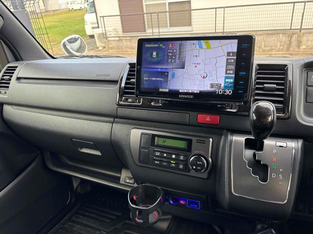 ハイエースバン スーパーＧＬ　ダークプライムＩＩ　ＥＴＣ　バックカメラ　ナビ　ＴＶ　クリアランスソナー　レーンアシスト　衝突被害軽減システム　両側電動スライドドア　オートマチックハイビーム　オートライト　アルミホイール　スマートキー　後席モニター（55枚目）