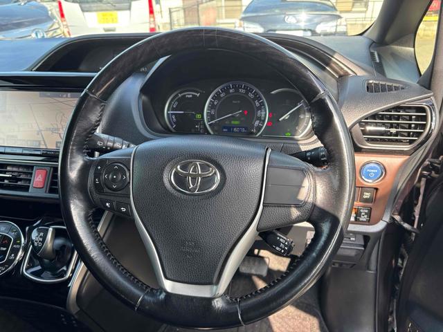 エスクァイア ハイブリッドＧｉ　ＥＴＣ　バックカメラ　ナビ　ＴＶ　オートクルーズコントロール　両側電動スライドドア　オートライト　ＬＥＤヘッドランプ　スマートキー　アイドリングストップ　電動格納ミラー　シートヒーター　３列シート（3枚目）